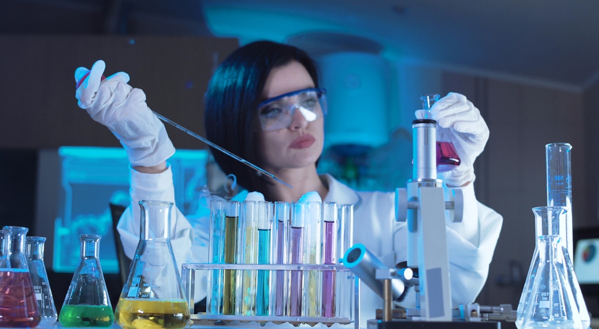 woman-in-the-lab-with-test-tubes-in-front-of-her