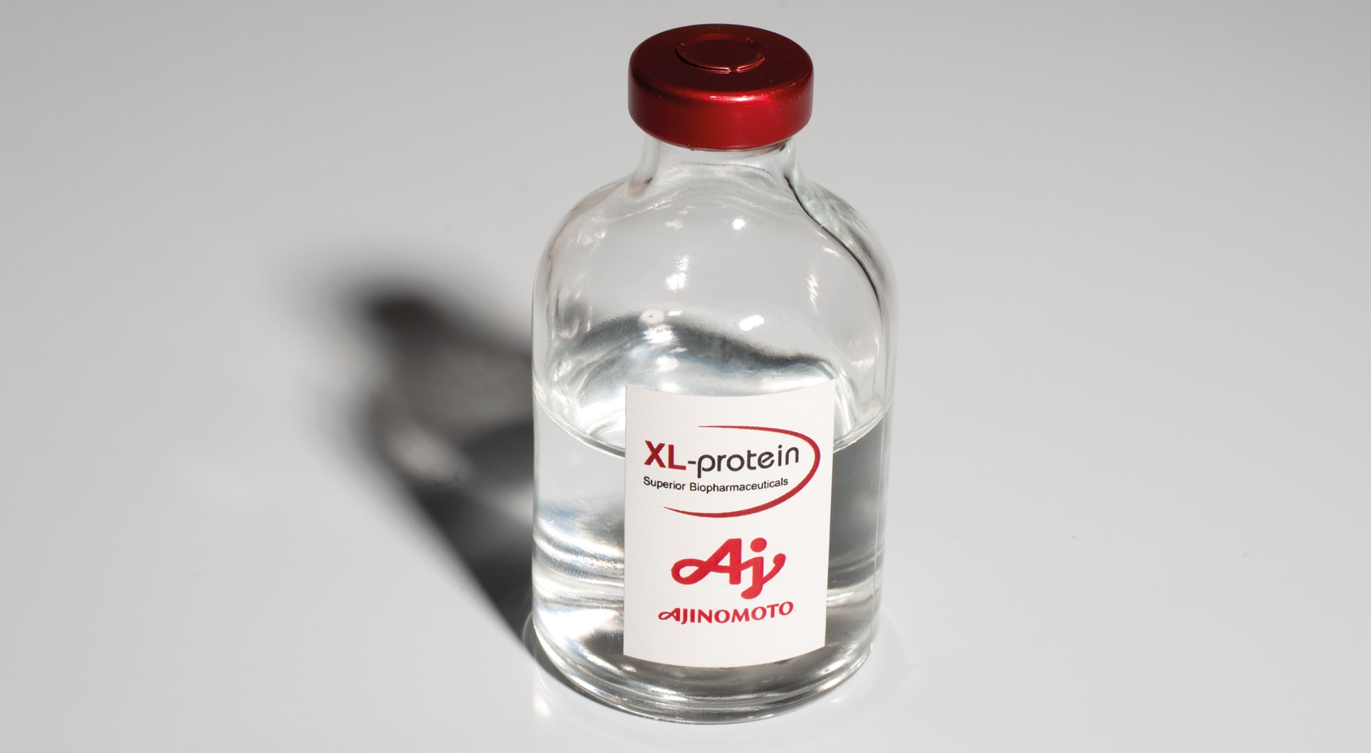 Ampulle-mit-Flüssigkeit-etikett-von-XL-protein-und-Ajinomoto