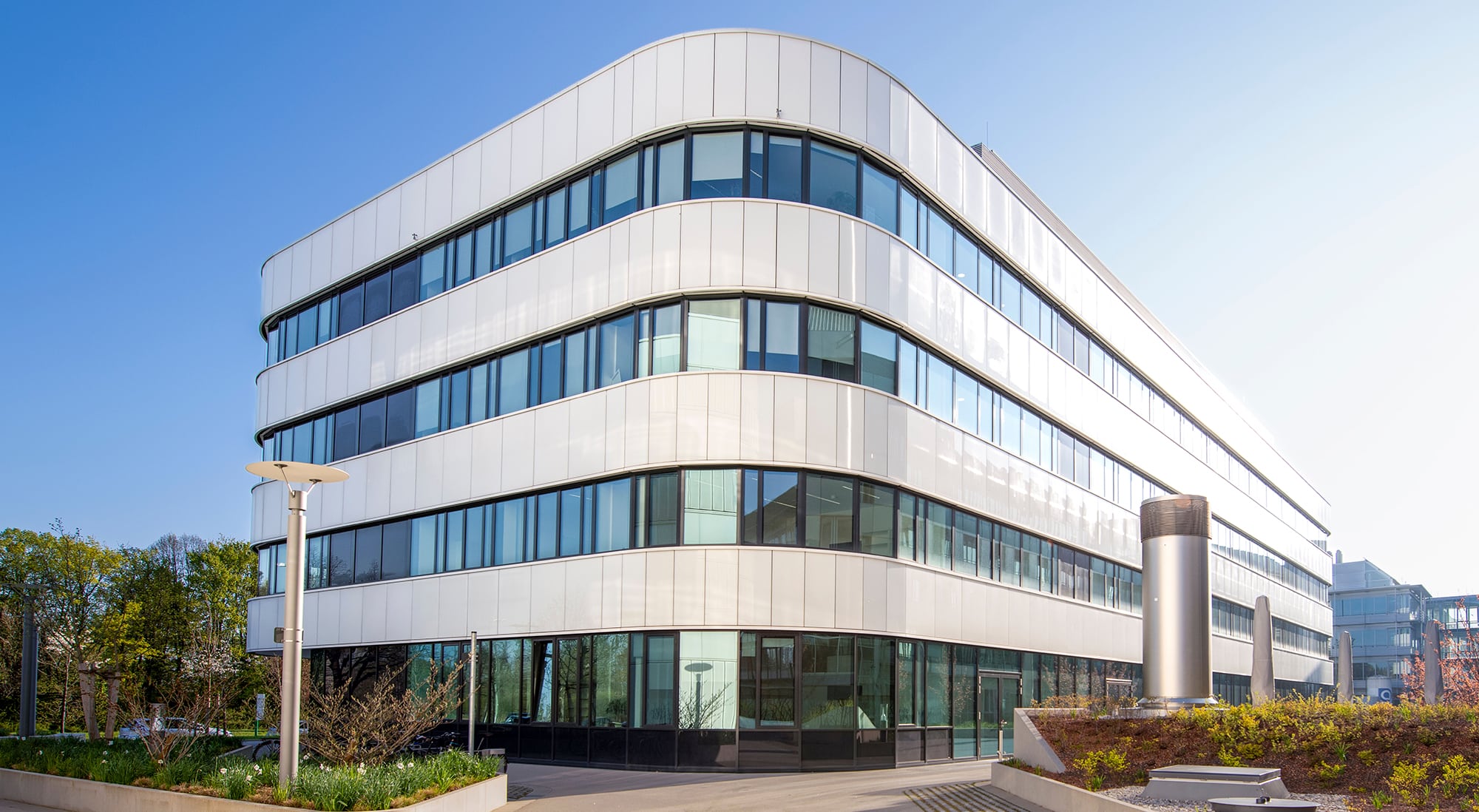Ein modernes Gebäude mit verglasten Fenstern. Das Institut für Chemische Epigenetik München (ICEM)