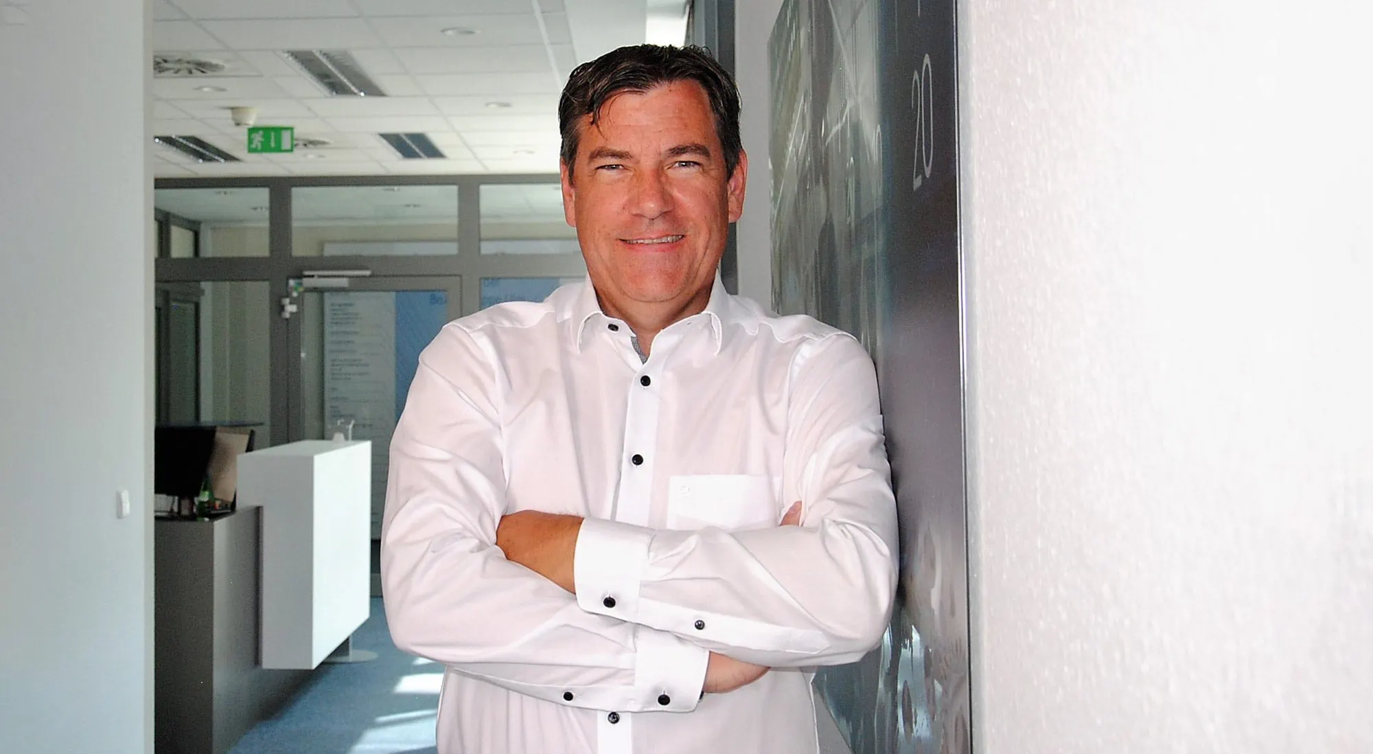 Rainer Gebhart - Neuer Niederlassungsleiter bei Chromotek - Ein Mann, der ein weißes Hemd trägt und in die Kamera lächelt.
