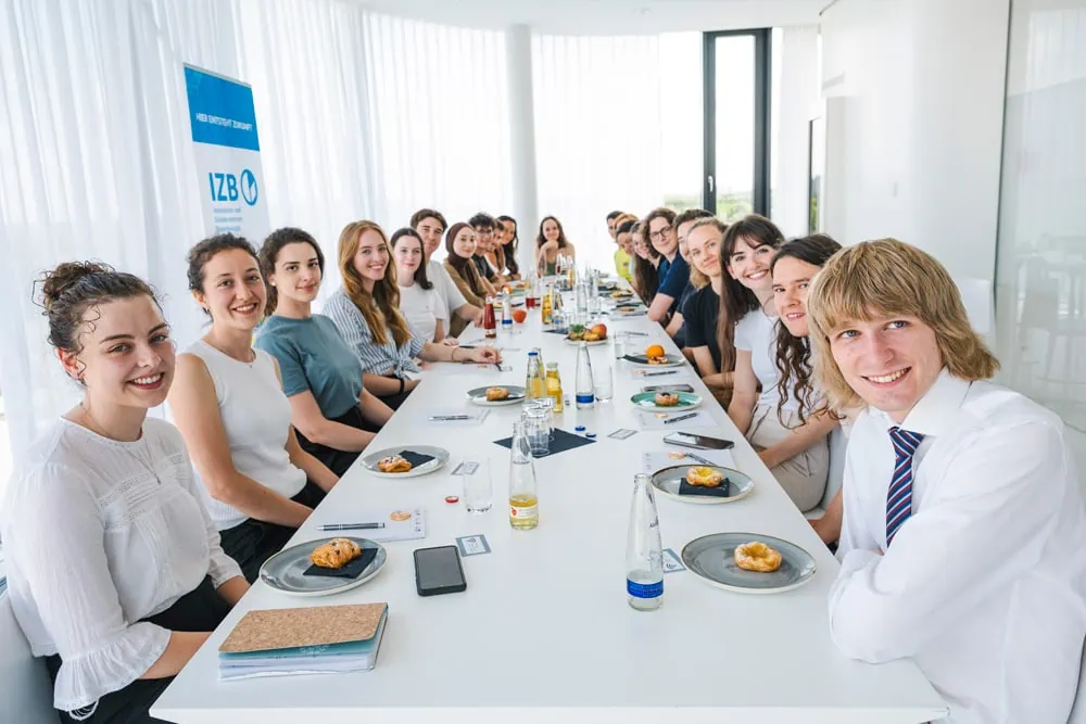 23 Studenten aus Europa besuchten im Rahmen des AMGEN Scholar Program das IZB